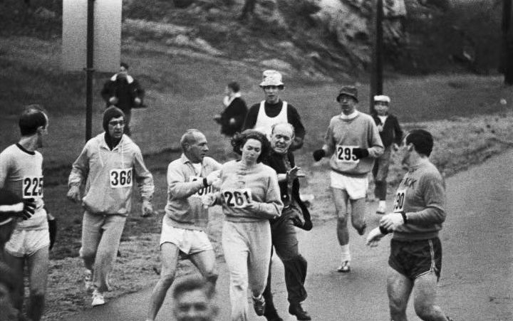 【你知道哪些历史上著名的合影】1967年，Kathrine Switzer 成为第一个参加美国波士顿马拉松比赛的女人