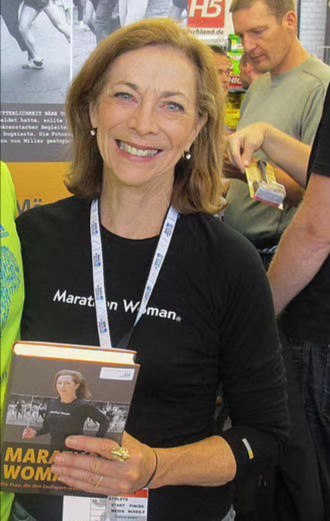 【你知道哪些历史上著名的合影】1967年，Kathrine Switzer 成为第一个参加美国波士顿马拉松比赛的女人