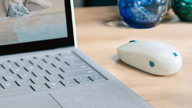 微软公司发布海洋环保鼠标：售价199元，材质20%来自海洋回收塑料---------------------------微软公司 12 月 7 日宣布：微软海洋环保鼠标在中国市场上市，该鼠标采用了一种由海洋回收塑料瓶制成的新型树脂材料，并兼容新一代 Windows 操作系统（Windows 11 家庭版/专业版）---------------------------     该鼠标外壳材质有20%的回收海洋塑料（相当于半个约450毫升的水瓶），这些塑料回收自海洋和水道中的废塑料，经过清洁和加工，被处理成可再次使用的塑料树脂颗粒