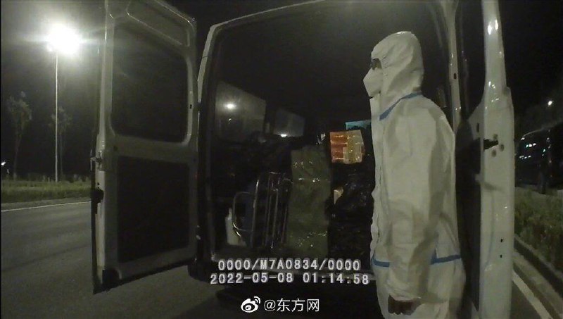 救护车里没病人却藏了850条香烟！上海一男子假借救护车通行牟利被拘救护车里没病人却藏了850条香烟！上海一男子假借救护车通行牟利被拘