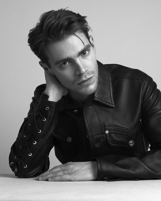 迪士尼真人版《白雪公主》大电影男主确定！     曾获得托尼奖最佳话剧男主角的Andrew Burnap加盟！他将扮演为本片打造的新角色！🥳🥳     之前确认新版《西区故事》和《雷霆沙赞2》曾两次演过音乐剧版迪士尼公主——贝儿和小美人鱼，女星Rachel Zegler扮演白雪公主，盖尔加朵扮演大反派恶毒皇后！     值得一提的是本片找来《马戏之王》《爱乐之城》金牌搭档Benj Pasek和Justin Paul打造原声！这阵容你期待吗？🥰🥰#电影资讯 👈🏻查看更多-------------------------------🏠 频道 @jianjiaoPD迪士尼真人版《白雪公主》大电影男主确定！     曾获得托尼奖最佳话剧男主角的Andrew Burnap加盟！他将扮演为本片打造的新角色！🥳🥳     之前确认新版《西区故事》和《雷霆沙赞2》曾两次演过音乐剧版迪士尼公主——贝儿和小美人鱼，女星Rachel Zegler扮演白雪公主，盖尔加朵扮演大反派恶毒皇后！     值得一提的是本片找来《马戏之王》《爱乐之城》金牌搭档Benj Pasek和Justin Paul打造原声！这阵容你期待吗？🥰🥰#电影资讯 👈🏻查看更多-------------------------------🏠 频道 @jianjiaoPD