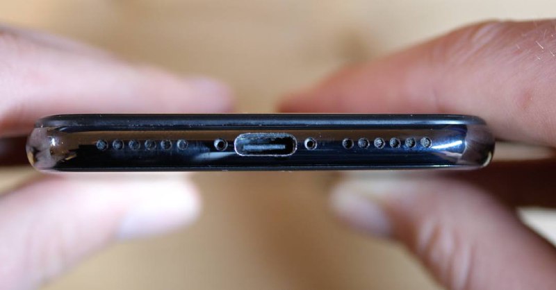 【改装 USB—C 接口的 iPhone X 拍卖结束，卖出 55 万天价】作者YouTube视频链接：