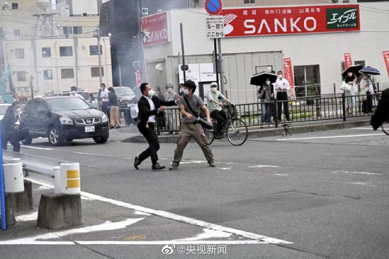 日本前首相 #安倍晋三 遭枪击受伤倒地，目前已无生命体征当地时间今天上午，日本前首相安倍晋三在奈良市进行演讲时胸部中枪