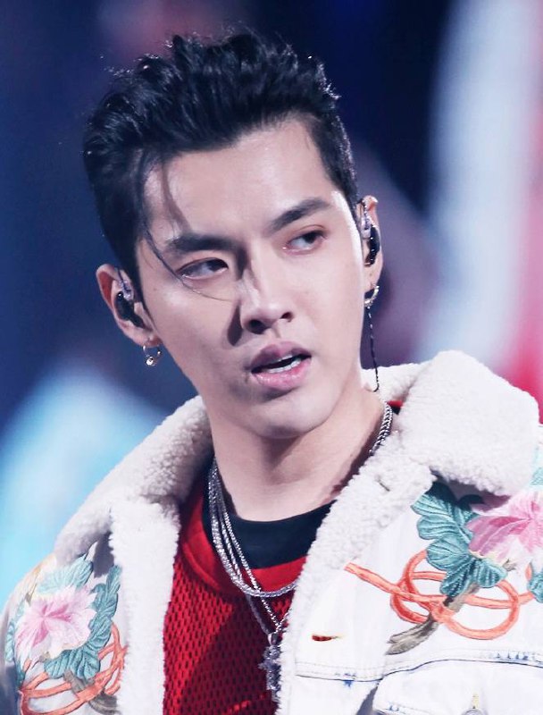 🎛 被告人吴亦凡强奸、聚众淫乱案一审宣判结果：判处被告人吴亦凡十三年有期徒刑，附加驱逐出境🚓📶📝 2022年11月25日上午，@北京朝阳法院 一审公开宣判🔔     被告人吴亦凡强奸、聚众淫乱案，对被告人吴亦凡以强奸罪判处有期徒刑十一年六个月，附加驱逐出境