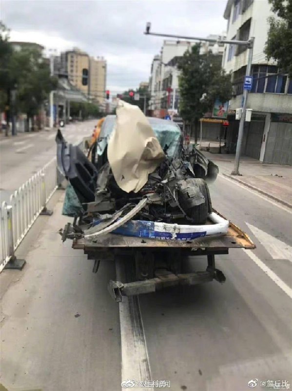 🚗⏺特斯拉失控狂奔两公里连撞多车致2死3伤，👮‍♀️交警：原因有待鉴定🤔💬 图8为事发车主詹先生的亲属发表的事情经过及对网友们的回复📰✍️ 文章来源📝：