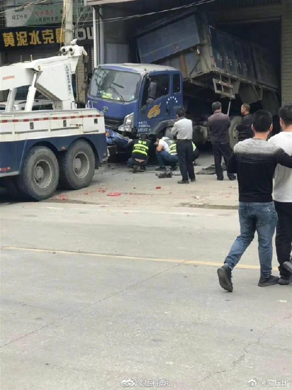 🚗⏺特斯拉失控狂奔两公里连撞多车致2死3伤，👮‍♀️交警：原因有待鉴定🤔💬 图8为事发车主詹先生的亲属发表的事情经过及对网友们的回复📰✍️ 文章来源📝：