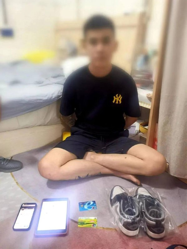网络上“裸聊”后，你在凝视深渊深渊也在凝视你……4月16日许先生（化名）辗转反侧久久不能入眠闲极无聊打开某聊天软件上网交友很快便加到了一名漂亮的“女网友”在对方的诱导下通过添加QQ好友进行裸聊▼▼▼“小哥哥来嘛，来聊点刺激的”⋯⋯在QQ聊天软件中，俩人直奔主题，画面不堪入目，而许先生的噩梦也就此开始