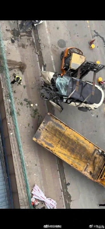 🚗⏺特斯拉失控狂奔两公里连撞多车致2死3伤，👮‍♀️交警：原因有待鉴定🤔💬 图8为事发车主詹先生的亲属发表的事情经过及对网友们的回复📰✍️ 文章来源📝：