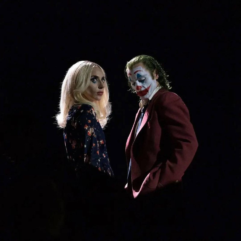 🔝Lady Gaga × 华金·菲尼克斯《#小丑2:双重妄想》首张海报公布，副标题意为“二联性精神病”✨✨▶️《小丑2：双重妄想》被评为 R 级，原因包括：- 若干激烈的暴力场面- 贯穿全片的不雅语言- 若干性相关内容- 简短的全裸镜头 华金·菲尼克斯出演小丑亚瑟，Lady Gaga饰演哈莉·奎茵，据说影片是歌舞片形式，会对15首以上经典歌曲进行重新演绎🔈 上映时期： 首支电影预告将于4月9日正式放出！定档今年10月4日北美上映！ 🔖 奥斯卡电影发布频道