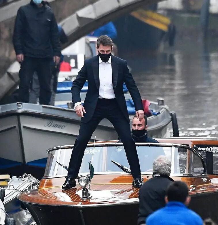 阿汤哥的《碟中谍7》今年无缘上映，电影推迟🎦     克里斯托弗·麦奎里已经与派拉蒙影业签下合同，将执导两部《碟中谍》系列续集电影麦奎里与汤姆·克鲁斯在推特上确认合作，这两部续集将采用背靠背连续拍摄的方式，从原定的今年9月30日推迟至明年7月14日，《碟中谍8》从明年7月7推迟至2024年6月28日北美上映