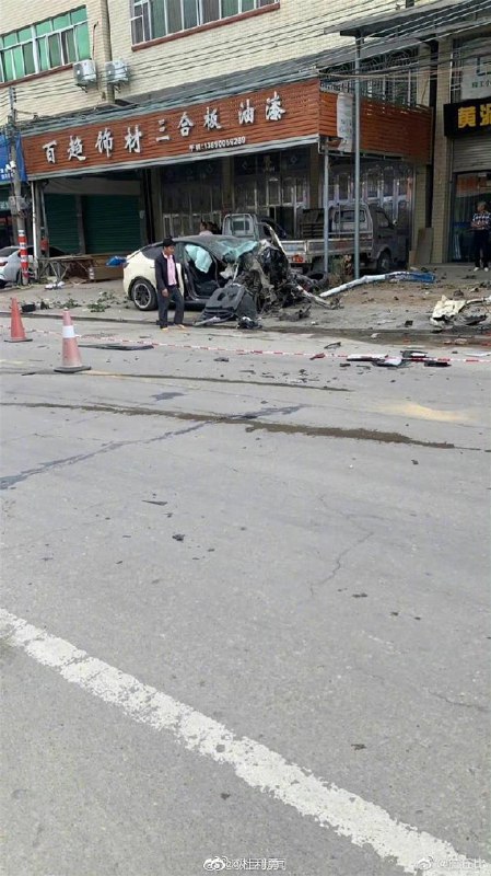 🚗⏺特斯拉失控狂奔两公里连撞多车致2死3伤，👮‍♀️交警：原因有待鉴定🤔💬 图8为事发车主詹先生的亲属发表的事情经过及对网友们的回复📰✍️ 文章来源📝：