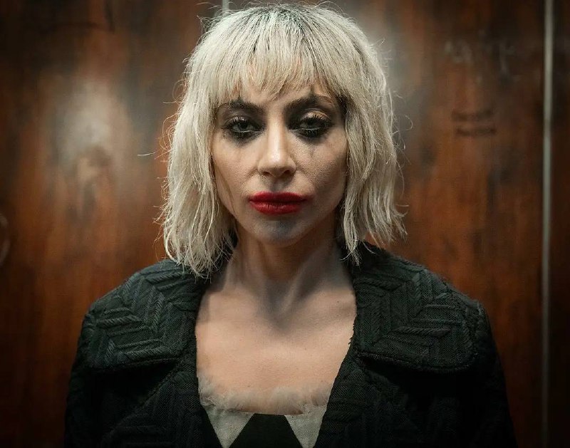 🔝Lady Gaga × 华金·菲尼克斯《#小丑2:双重妄想》首张海报公布，副标题意为“二联性精神病”✨✨▶️《小丑2：双重妄想》被评为 R 级，原因包括：- 若干激烈的暴力场面- 贯穿全片的不雅语言- 若干性相关内容- 简短的全裸镜头 华金·菲尼克斯出演小丑亚瑟，Lady Gaga饰演哈莉·奎茵，据说影片是歌舞片形式，会对15首以上经典歌曲进行重新演绎🔈 上映时期： 首支电影预告将于4月9日正式放出！定档今年10月4日北美上映！ 🔖 奥斯卡电影发布频道