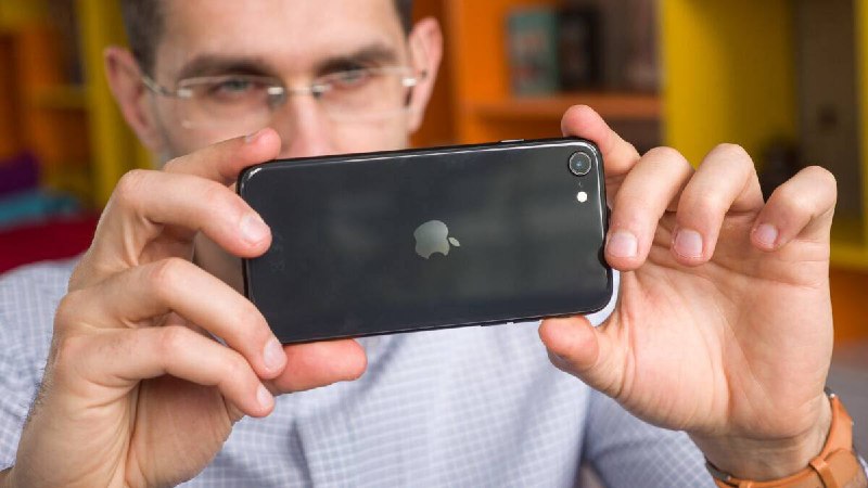 苹果或于今年春季推出新 iPhone SE     据《彭博社》Mark Gurman，苹果将有可能在今年 3 月或 4 月通过线上发布会的形式推出新 iPhone SE