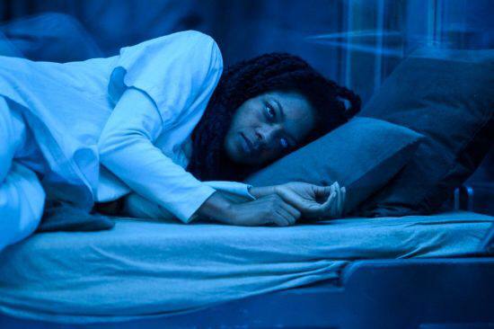 【《 #毒液2》新剧照&海报 屠杀vs毒液】     在《毒液2》中，除了 “毒液”和他的宿主埃迪、“屠杀”和他的宿主连环杀手克莱图斯·卡萨迪外     新版怪兽“尖叫”和女宿主弗朗西斯·巴里森也将登场，在最新曝光的剧照和海报中就有他们的身影　目前该片定档10月15日在北美上映，有传闻称影片档期可能变动，国内暂未定档