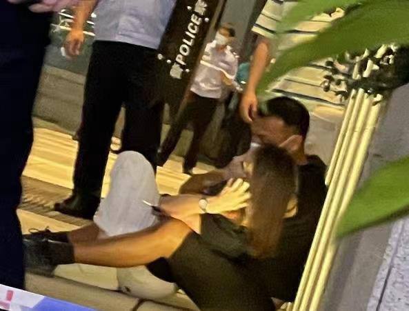 #福州 一女子被劫持，歹徒接水时被民警一脚踹倒 现场解救视频曝光#福州 一女子被劫持，歹徒接水时被民警一脚踹倒 现场解救视频曝光