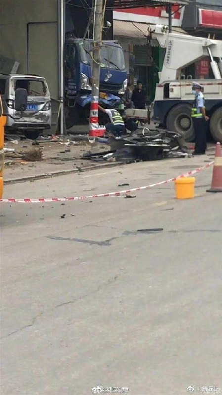 🚗⏺特斯拉失控狂奔两公里连撞多车致2死3伤，👮‍♀️交警：原因有待鉴定🤔💬 图8为事发车主詹先生的亲属发表的事情经过及对网友们的回复📰✍️ 文章来源📝：