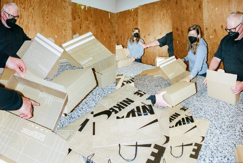 耐克Nike 试点新鞋盒包装为了能减少浪费，耐克（Nike）开发了一种更为环保的鞋盒—— One Box，这是耐克「Move To Zero」环保计划的一个新项目