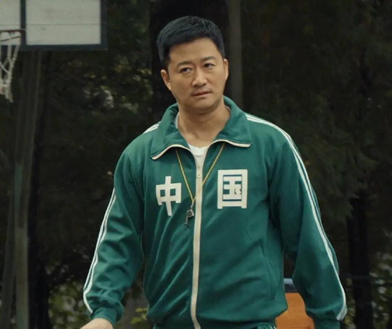 #韩国 大学教授在社交媒体上发文称 #吴京 身穿的 #中国 服装抄袭了《#鱿鱼游戏》的服装，并在网络上售卖，而且配上对比照