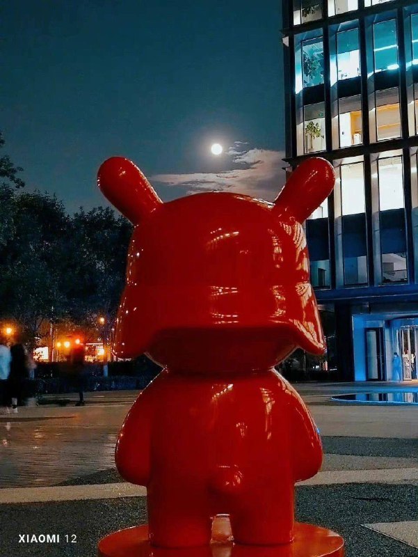 #雷军 在微博：晒了一张小米12拍摄的月亮照片，配文说的是随手拍的但他的同事🤣🤣说不是，还把他当时的照片po了出来，笑死我了🤣🤣#雷军 在微博：晒了一张小米12拍摄的月亮照片，配文说的是随手拍的但他的同事🤣🤣说不是，还把他当时的照片po了出来，笑死我了🤣🤣