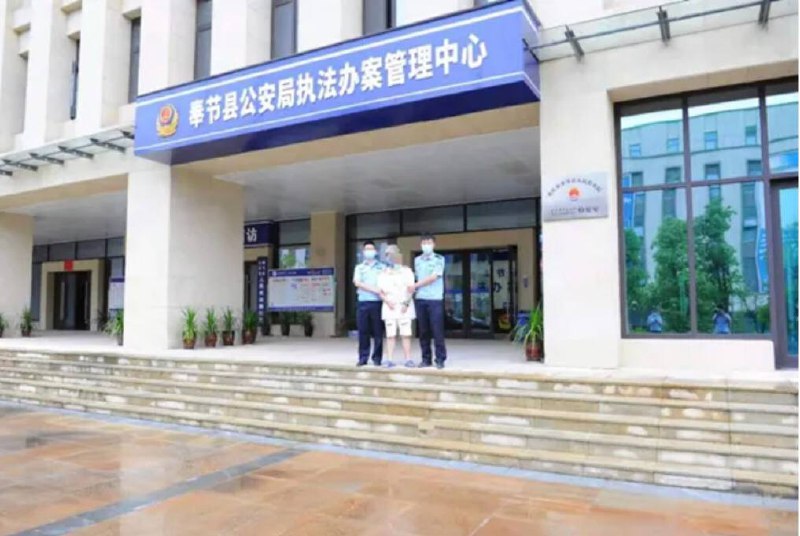 人民日报：“快点把我抓走，求求你们了……”警方：安排！“核酸检测是阳性，快点把我抓走，我求求啊……”近日，重庆市奉节县公安局民警在网上巡查时发现，一位网名为“电影终会散场”的网友在网上散布涉疫情谣言