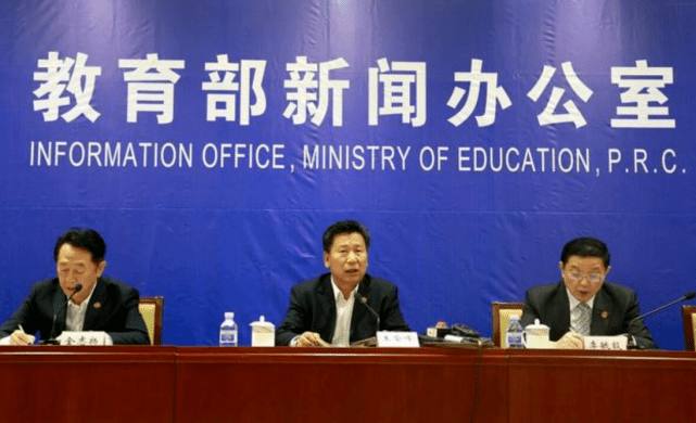 #教育部：9月1日起，中小学下午放学将延长2小时     中小学的家长们，你们的好消息来了，教育部已明确，从今年秋季开学，全国中小学生下午放学时间将会迎来新的变化，也就是 #全国中小学校一律实行“5+2”模式 ，极大的方便了上班族接孩子的烦恼     到底什么意思呢?也就是说原来传统的教学时间虽然得心应手，可有一些年轻人家庭都是双职工，孩子下午一般都是五点左右，对于上班族来说还不下班，那么接孩子的活只有委托朋友或者保姆来办，会产生一定的费用