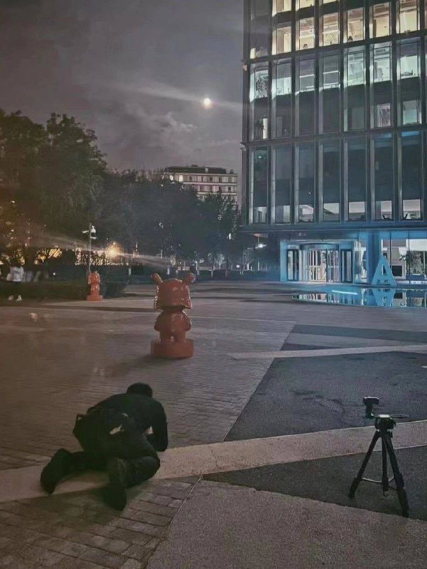 #雷军 在微博：晒了一张小米12拍摄的月亮照片，配文说的是随手拍的但他的同事🤣🤣说不是，还把他当时的照片po了出来，笑死我了🤣🤣#雷军 在微博：晒了一张小米12拍摄的月亮照片，配文说的是随手拍的但他的同事🤣🤣说不是，还把他当时的照片po了出来，笑死我了🤣🤣