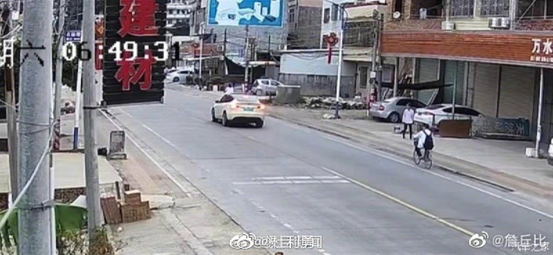 🚗⏺特斯拉失控狂奔两公里连撞多车致2死3伤，👮‍♀️交警：原因有待鉴定🤔💬 图8为事发车主詹先生的亲属发表的事情经过及对网友们的回复📰✍️ 文章来源📝：