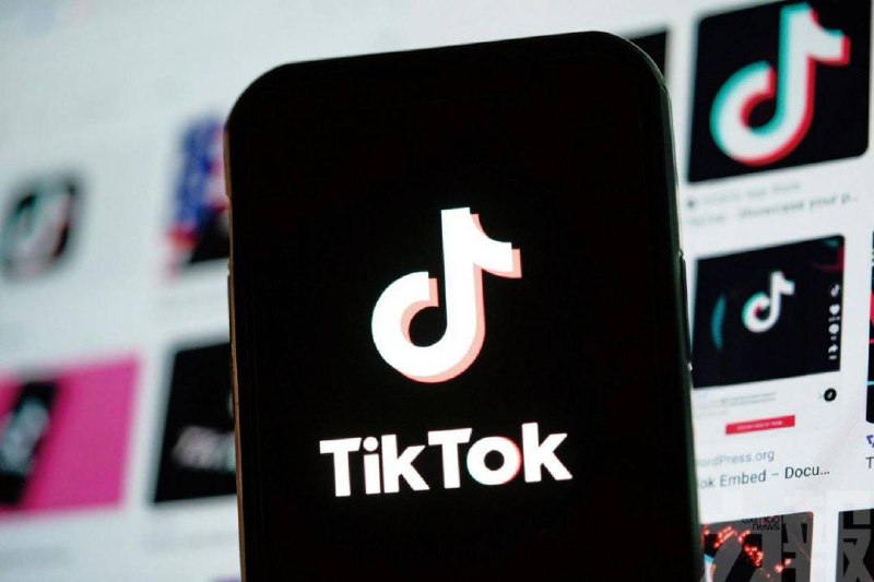 国内应用小红书登顶美国 App Store | 因原美国政府先前对Tiktok公司通过的这一项法案的确定🔍 简讯摘要：随着TikTok “不卖就禁” 法案既定生效日期 1 月 19 日 日益临近，美国用户纷纷寻找替代的社交平台，与 TikTok 类似的小红书就成为首选最新数据显示，小红书在美国 App Store 的下载量迅速攀升至第一位，成为下载量最高的免费应用程序📰TikTok“禁令”新进展：拜登签字了PS：当地时间4月23日晚10时，美国参议院以79:18通过了一项新的议案