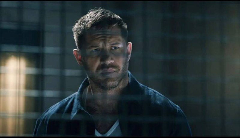 【《 #毒液2》新剧照&海报 屠杀vs毒液】     在《毒液2》中，除了 “毒液”和他的宿主埃迪、“屠杀”和他的宿主连环杀手克莱图斯·卡萨迪外     新版怪兽“尖叫”和女宿主弗朗西斯·巴里森也将登场，在最新曝光的剧照和海报中就有他们的身影　目前该片定档10月15日在北美上映，有传闻称影片档期可能变动，国内暂未定档