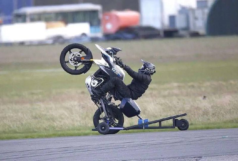 阿汤哥的《碟中谍7》今年无缘上映，电影推迟🎦     克里斯托弗·麦奎里已经与派拉蒙影业签下合同，将执导两部《碟中谍》系列续集电影麦奎里与汤姆·克鲁斯在推特上确认合作，这两部续集将采用背靠背连续拍摄的方式，从原定的今年9月30日推迟至明年7月14日，《碟中谍8》从明年7月7推迟至2024年6月28日北美上映