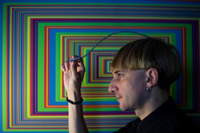 艺术家头骨植入天线，能感知红外线▎当地时间2021年9月23日，西班牙巴塞罗那，西班牙出生、英国和爱尔兰混血的艺术家、跨物种活动家尼尔·哈比森在巴塞罗那附近的马塔罗拍照，并出席相关艺术活动与会议